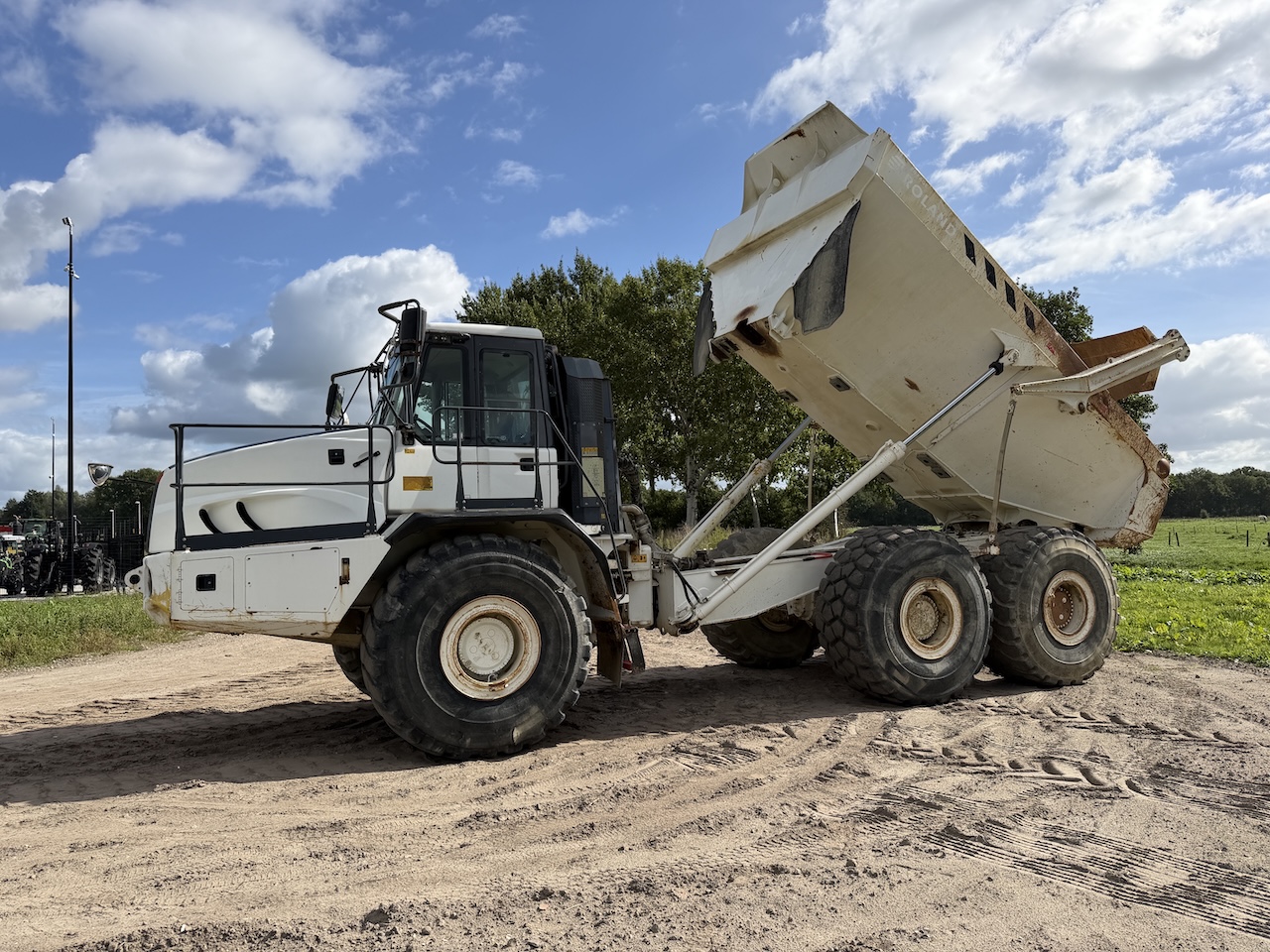 Bell B40D 9625 hrs!! 2 units available 2015